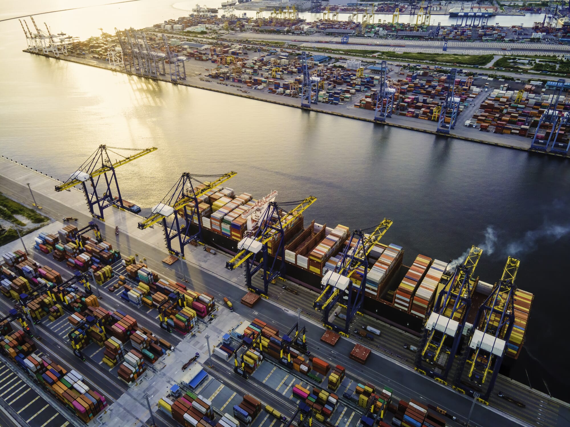 Service worldwide: port image from top